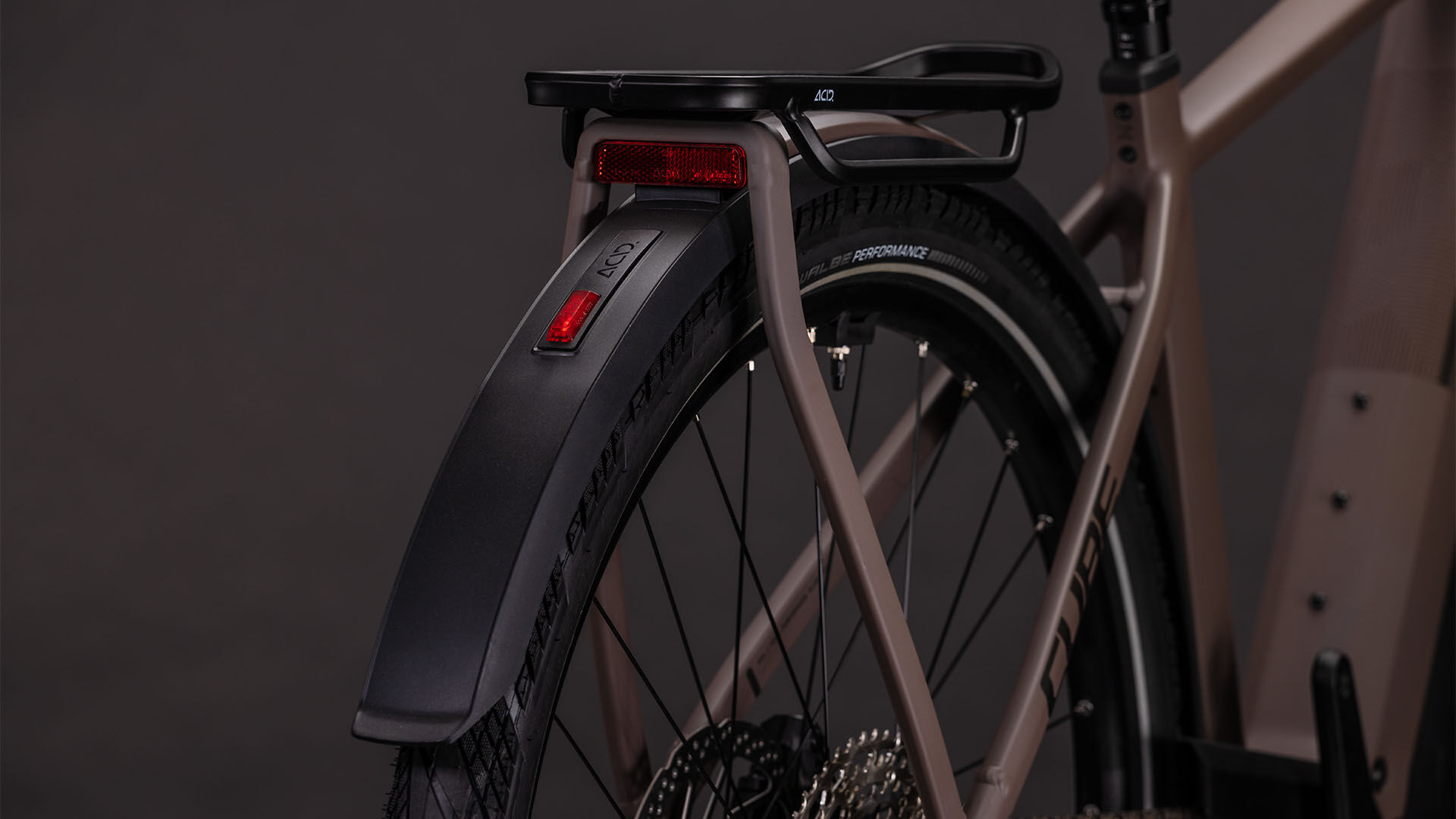 Cube Kathmandu Hybrid EXC 800 cedar´n´chrome UN3556 Fahrzeug mit Antrieb durch Lithium-Ionen- Batterien. Transport nach SV 388 und 666 ADR.