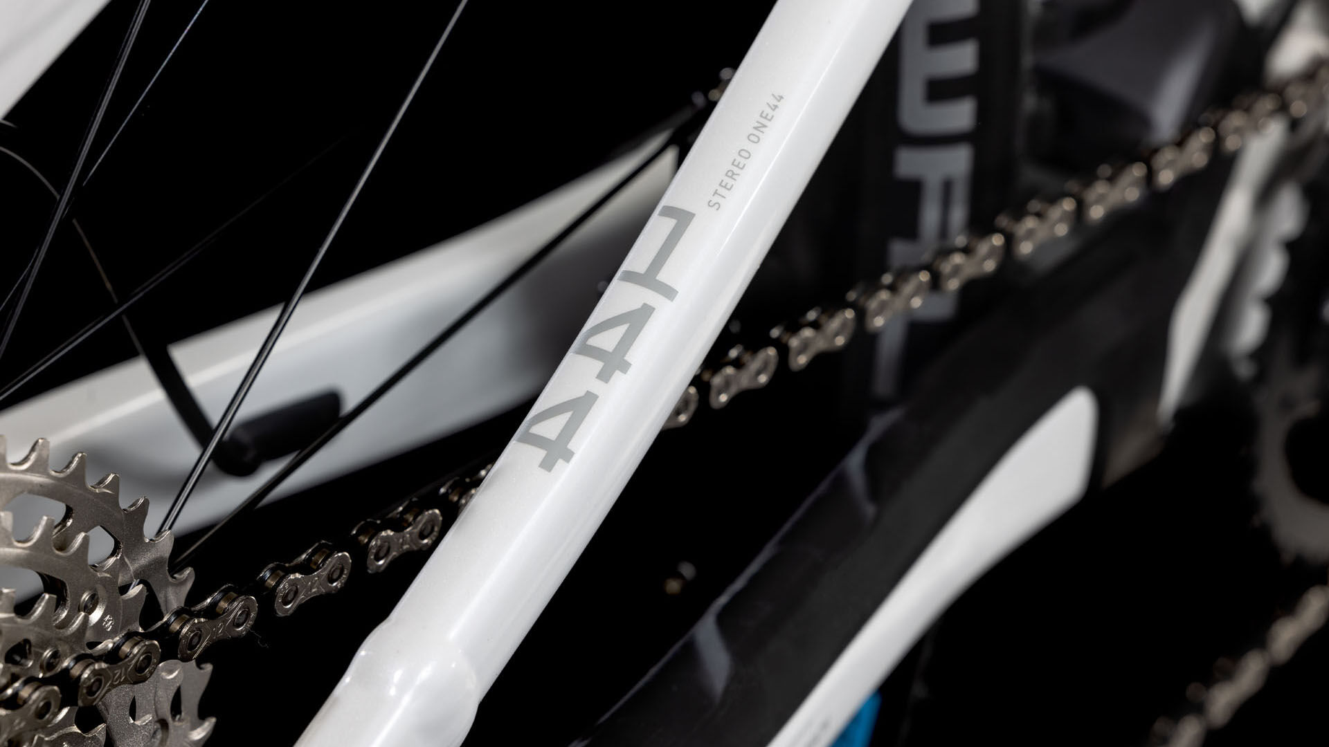 Cube Stereo Hybrid ONE44 EXC 800  metallicwhite´n´black Batteriebetriebenes Fahrzeug (UN 3171) unterliegt nicht den Vorschriften des ADR