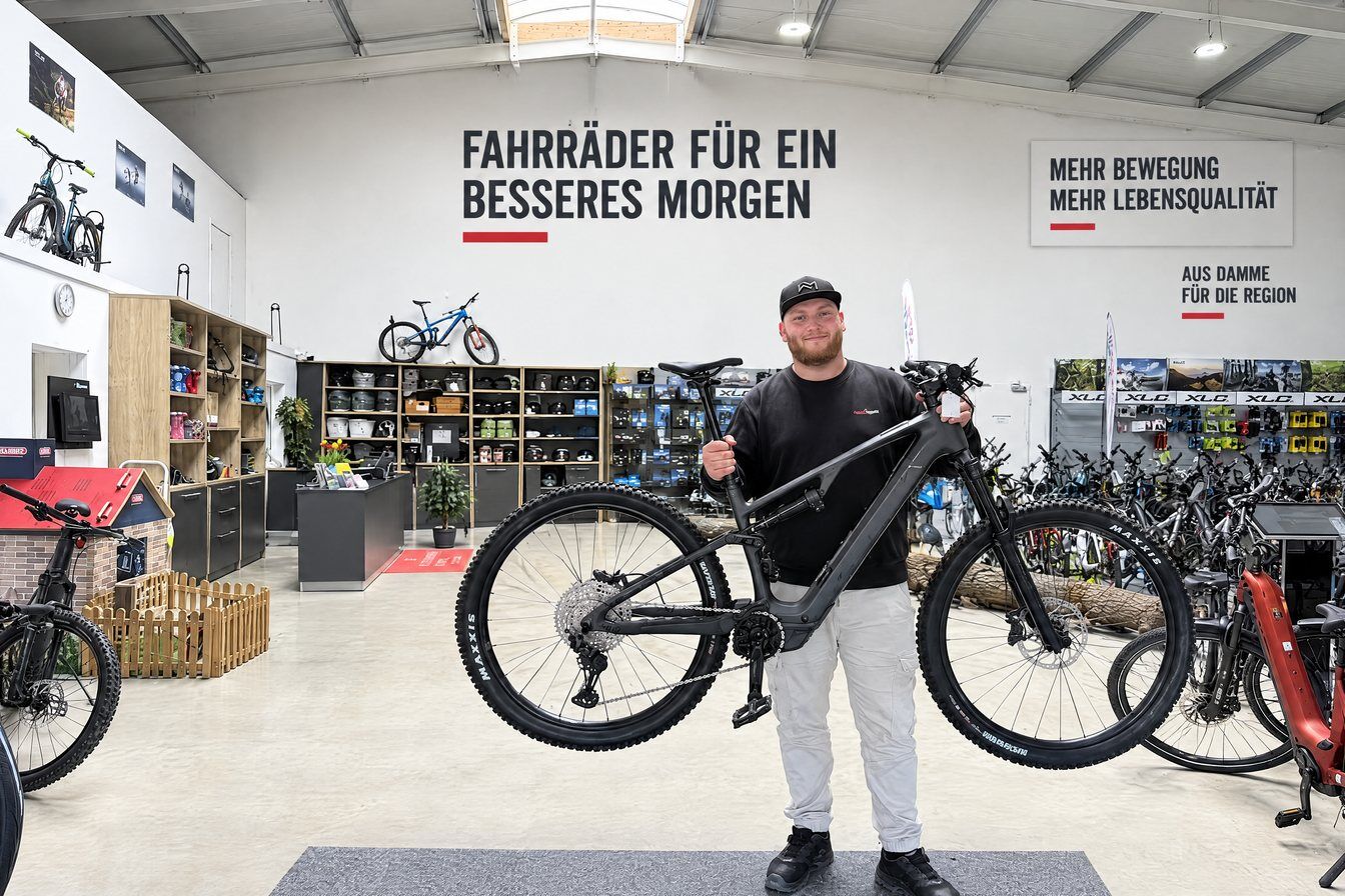 Jonas aus dem Team von Fahrrad Markus mit einem CUBE E-Bike im Laden in Damme