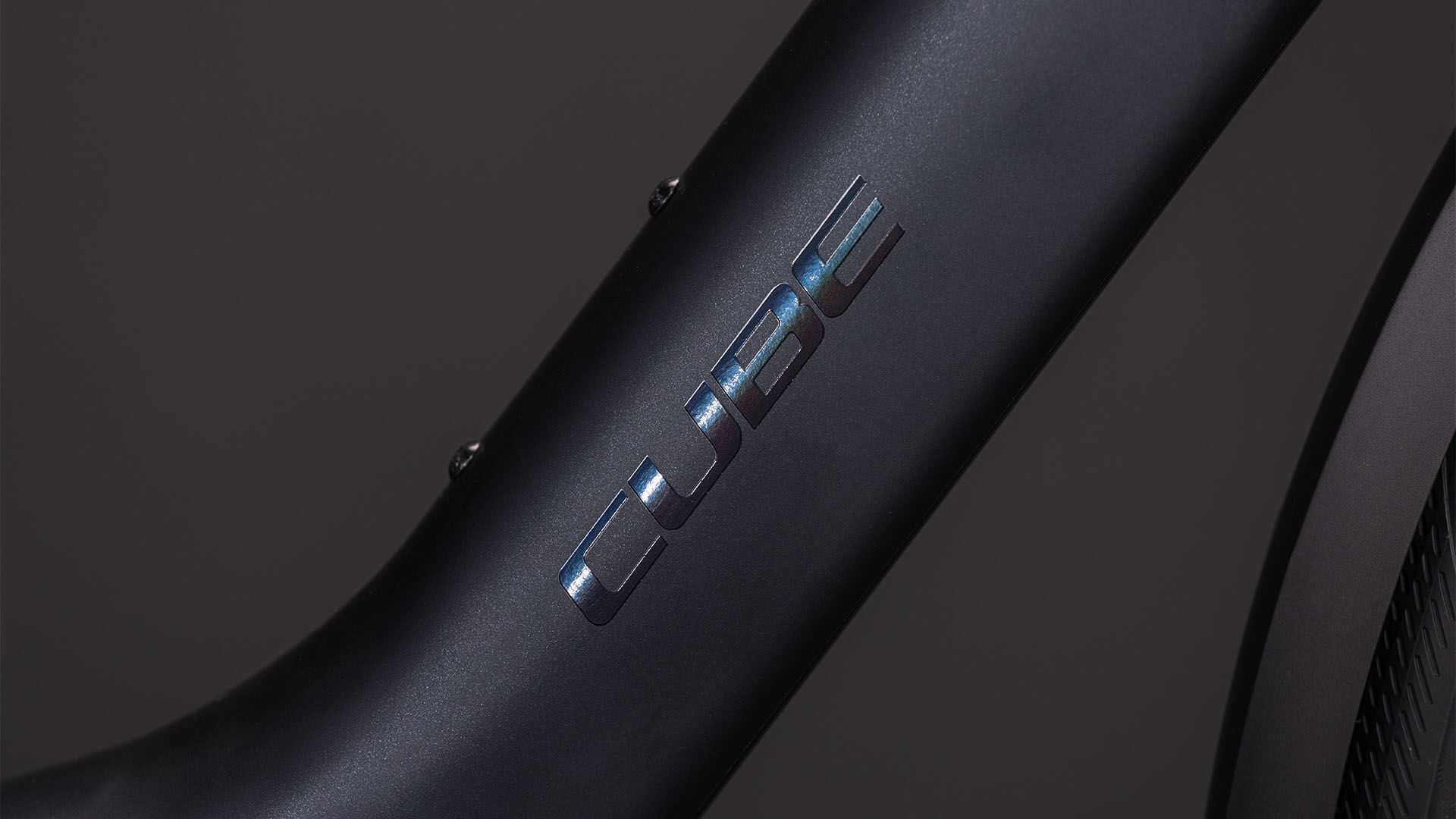 Cube Editor Hybrid Pro 400X FE coal´n´prism UN3556 Fahrzeug mit Antrieb durch Lithium-Ionen- Batterien. Transport nach SV 388 und 666 ADR.