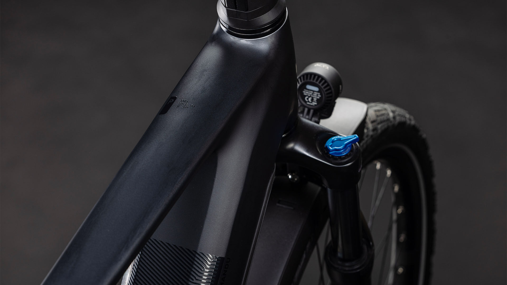 Cube Kathmandu Hybrid Pro 800 coal´n´black UN3556 Fahrzeug mit Antrieb durch Lithium-Ionen- Batterien. Transport nach SV 388 und 666 ADR.