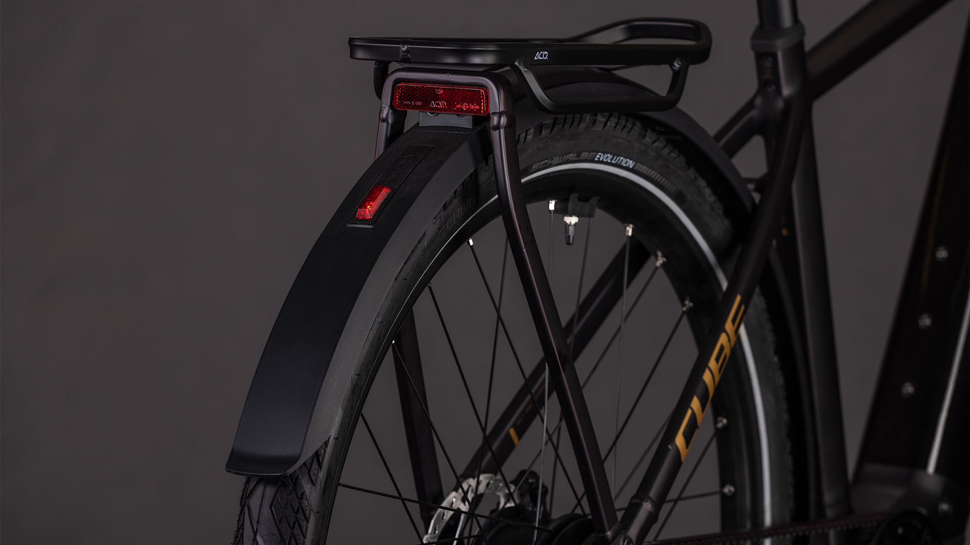 Cube Kathmandu Hybrid Comfort SLX 800 solareclipse´n´gold UN3556 Fahrzeug mit Antrieb durch Lithium-Ionen- Batterien. Transport nach SV 388 und 666 ADR.