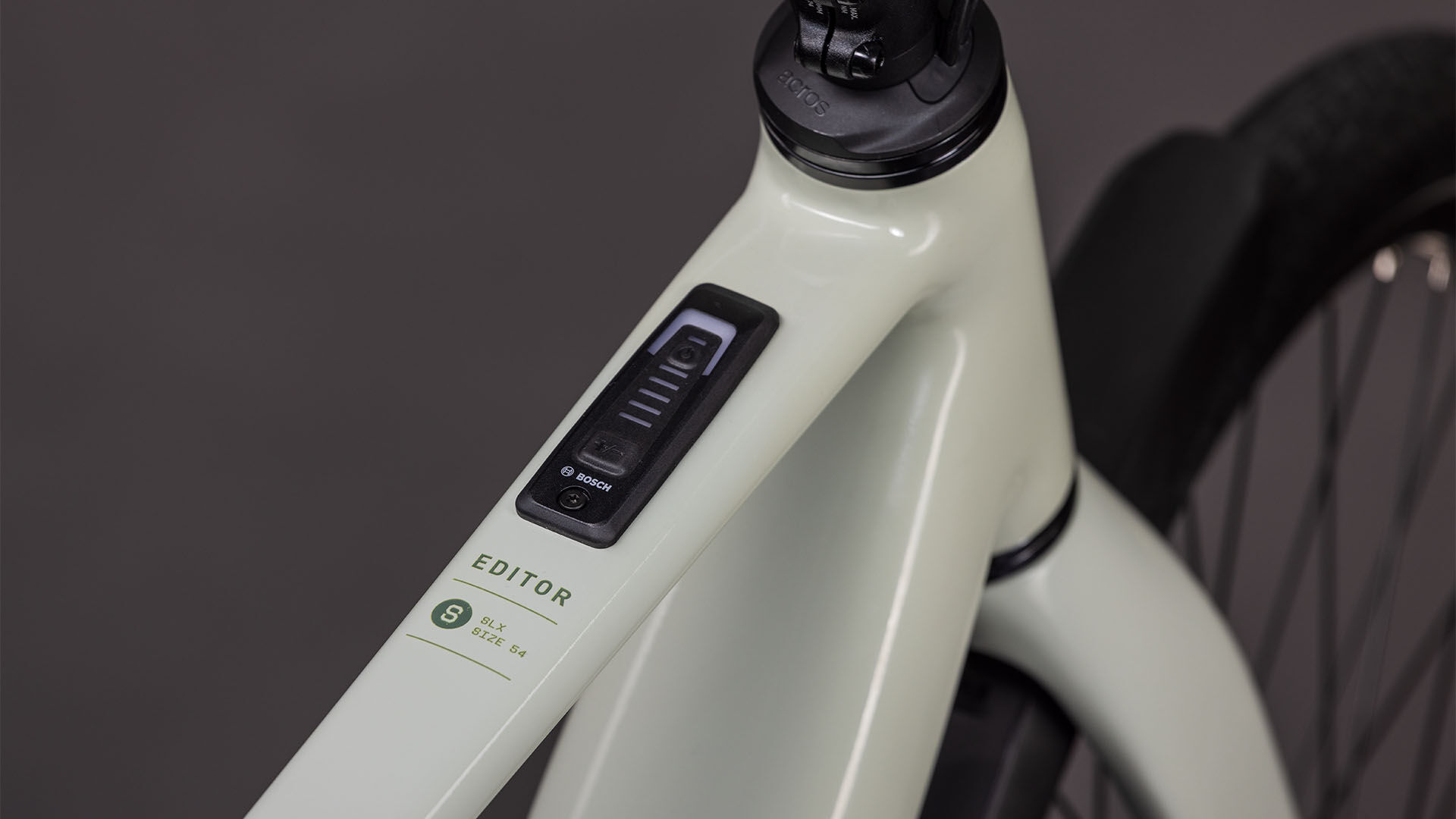 Cube Editor Hybrid SLX 400X FE reedbeige´n´chrome UN3556 Fahrzeug mit Antrieb durch Lithium-Ionen- Batterien. Transport nach SV 388 und 666 ADR.