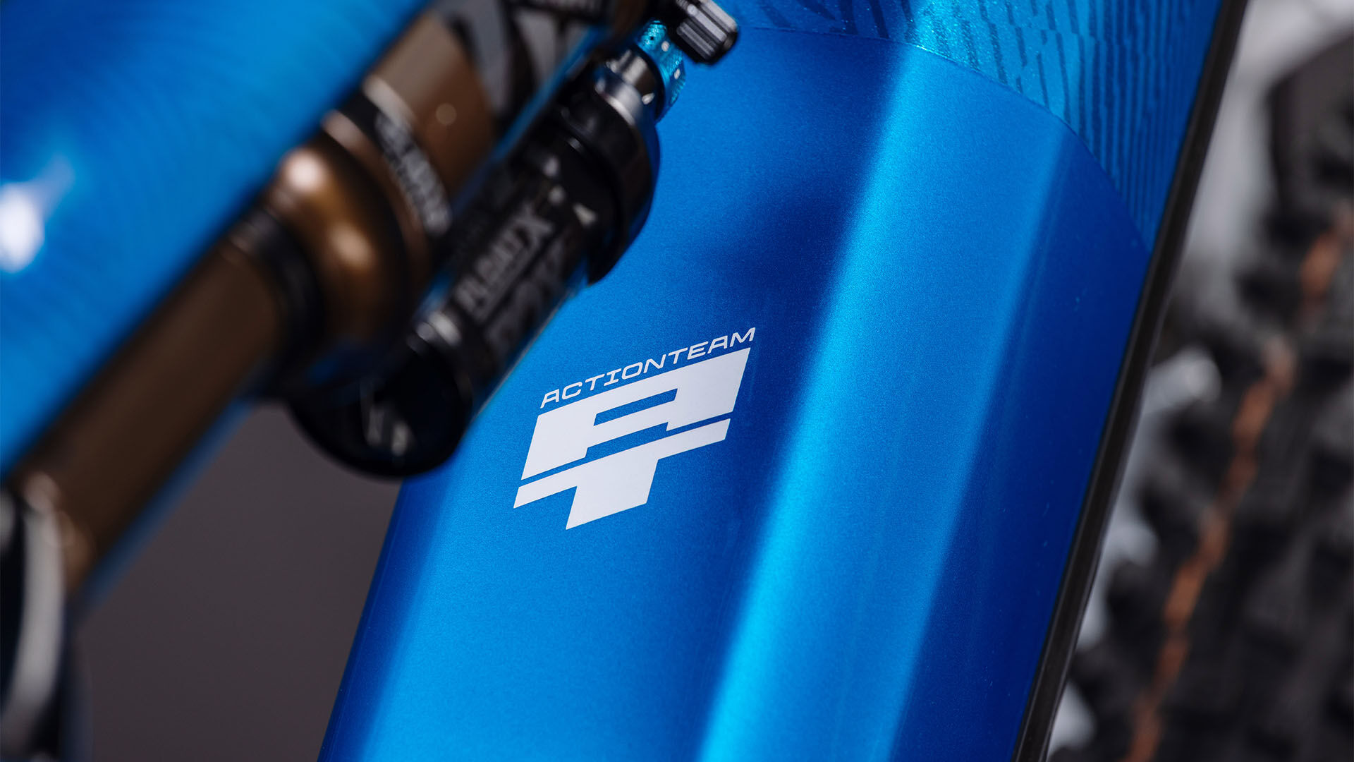 Cube Stereo Hybrid ONE44 HPC AT 800 actionteam UN3556 Fahrzeug mit Antrieb durch Lithium-Ionen- Batterien. Transport nach SV 388 und 666 ADR.