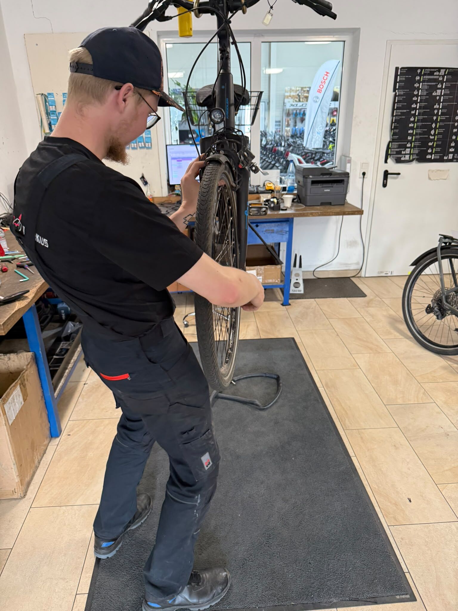 Arbeit an einem E-Bike in der Werkstatt von Fahrrad Markus